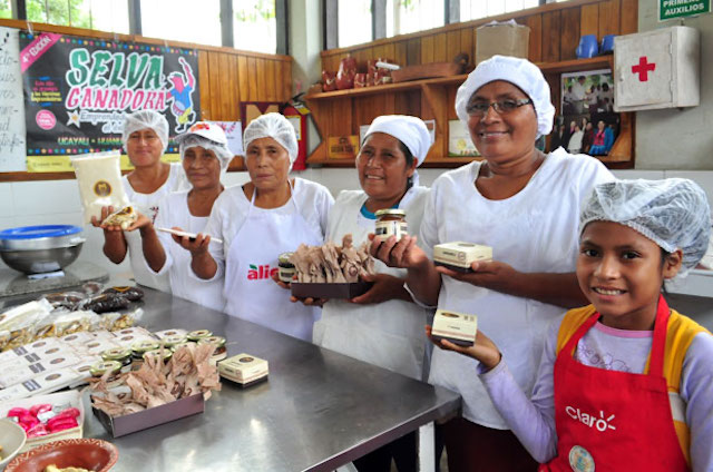 twelve Peruvian women in artisanal chocolate business 