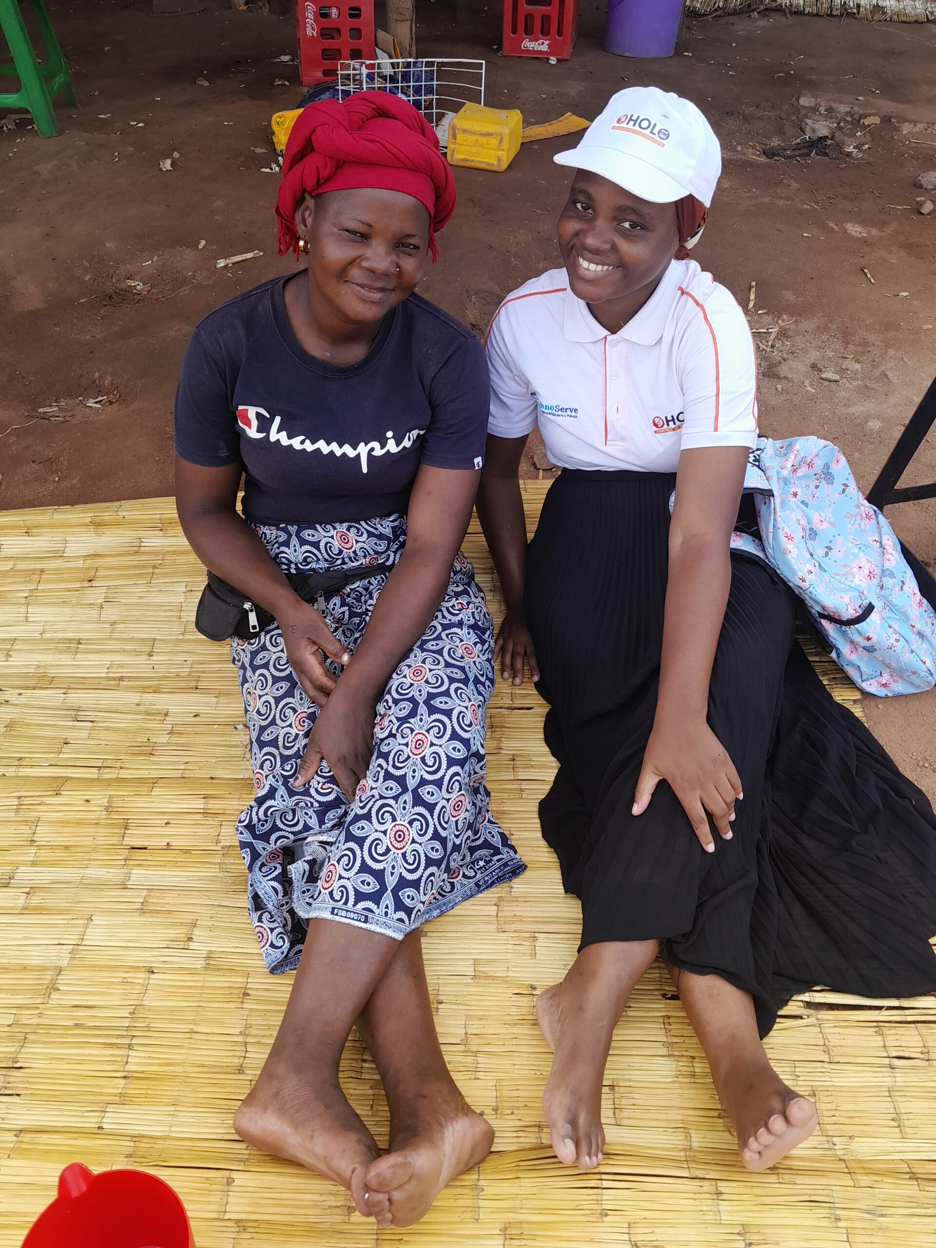 TechnoServe Associate Business Advisor Érica Muarramuassa (on the right) with one of her clients, Aurora Aristides, in Nampula.