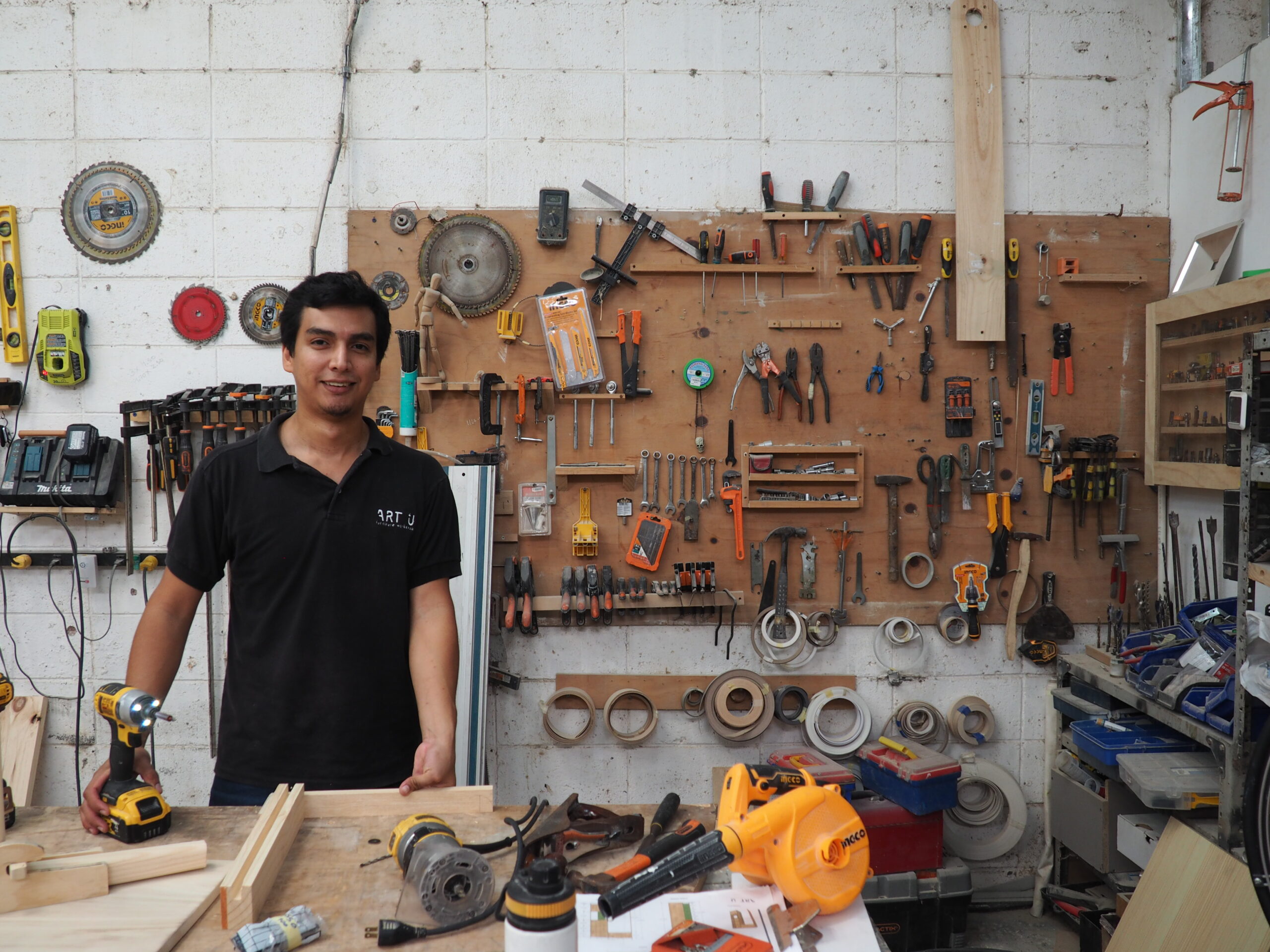 Arturo at his shop in San Salvador, El Salvador. (TechnoServe / Julieta Ocampo)