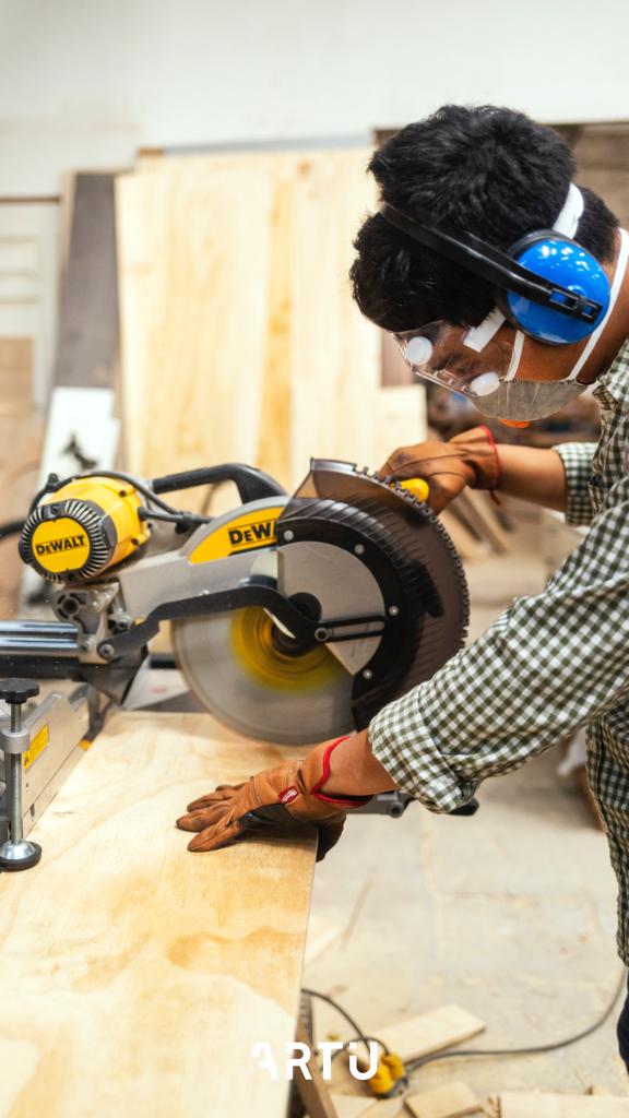 Arturo working at his shop. (TechnoServe / Pamela Aviles) 